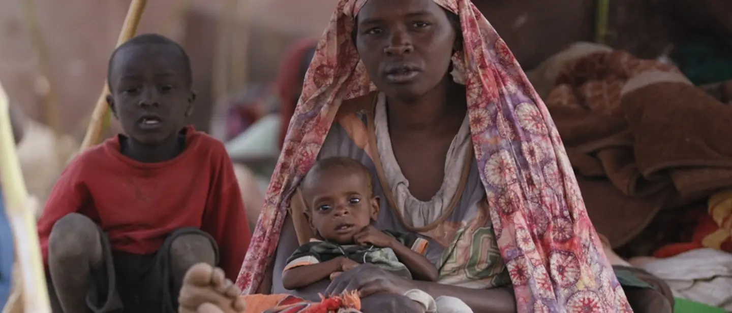 Millionen Menschen im Sudan sind auf der Flucht | UNICEF/Jamal Krieg im Sudan: Eine Mutter mit ihrem Sohn in einer Notunterkunft