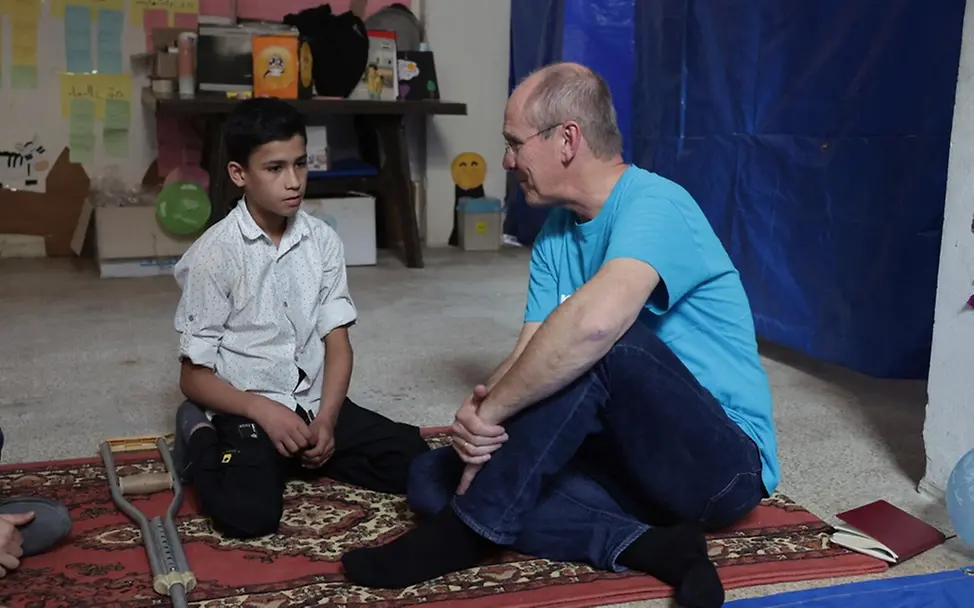 Kinder Syrien: Christian Schneider im Gespräch mit Ibrahim (13).