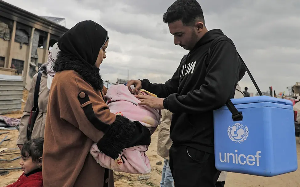 Ein Kind wird in Gaza geimpft. | © UNICEF/Nateel Gaza News: Kind Impfungen Polio
