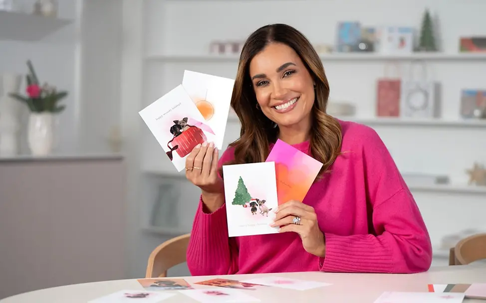 Jana Ina Zarella zeigt ihre selbst gestalteten Weihnachtskarten. | © UNICEF/Sachse-Grimm Jana Ina Zarella zeigt ihre selbst gestalteten Weihnachtskarten.