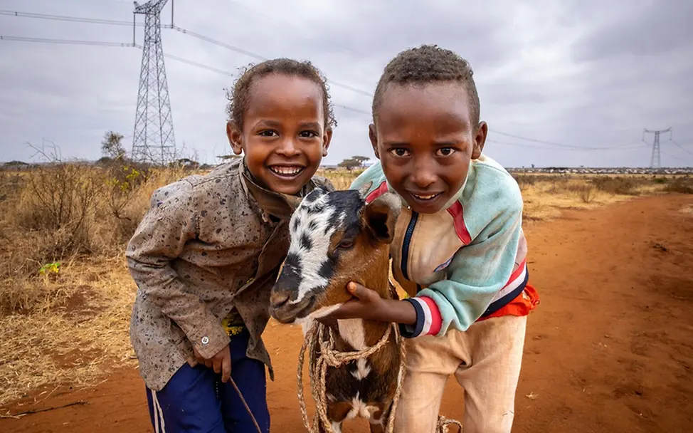 Kinder Klima Armut: Deraras (links) Familie hatte durch die Dürre in Äthiopien ihr Vieh verloren 