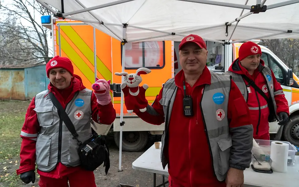 UNICEF unterstützt Nothilfeteams, die unmittelbar nach schweren Einschlägen helfen. 