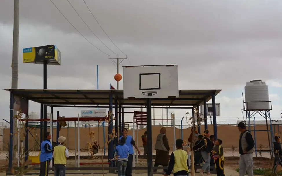 Basketballplatz im Za'atari Flüchtlingscamp | © UNICEF Dt/Charbonneau Basketballplatz im Za'atari Flüchtlingscamp