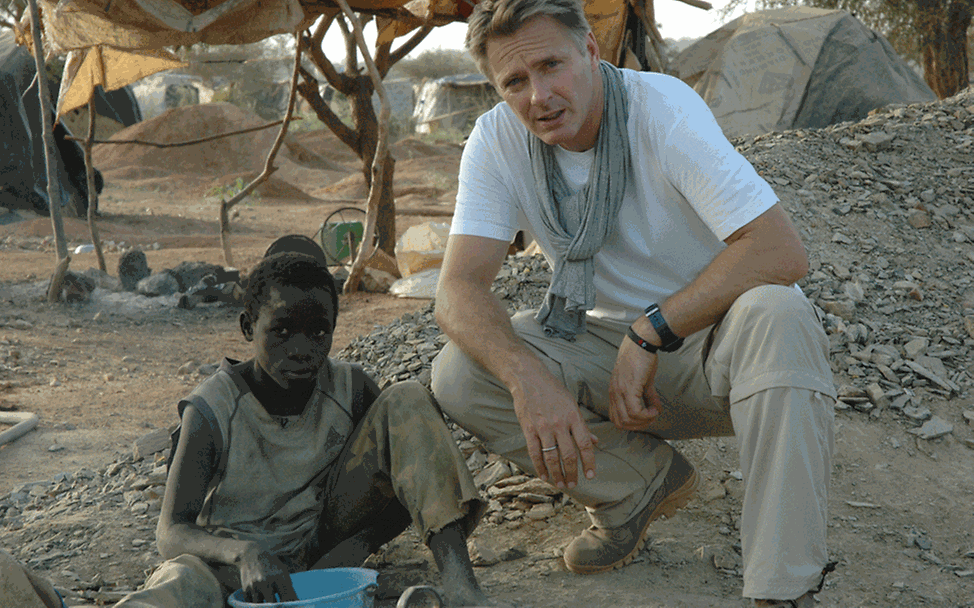 Jörg Pilawa mit einem Jungen in einer Goldmine in Burkina Faso. ©UNICEF/Berger