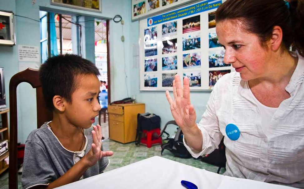 Susanne Fotiadis überzeugt sich von den Lernerfolgen der Kinder | © UNICEF Vietnam/Dominic Blewett