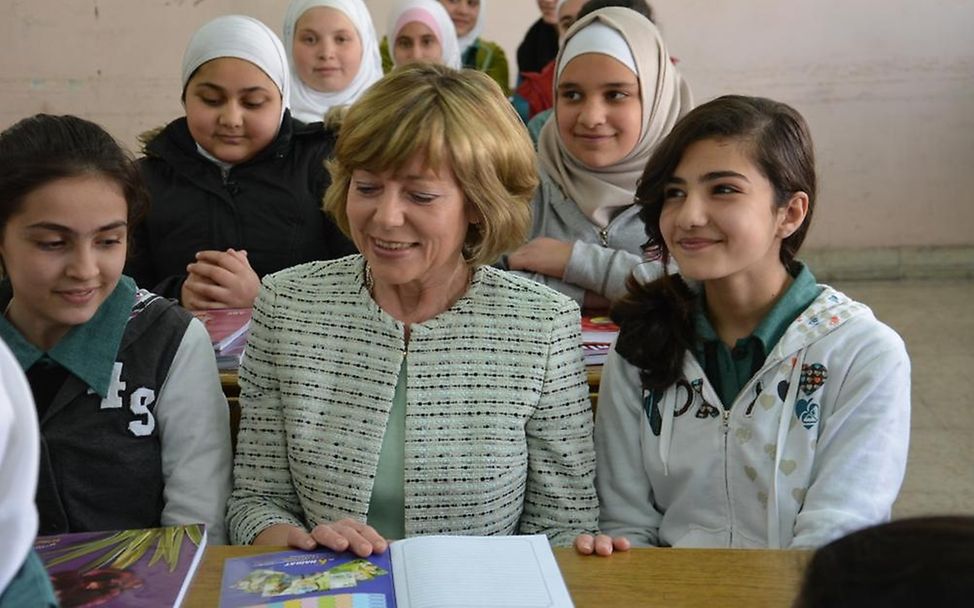 Daniela Schadt beim Besuch einer Schule in Amman