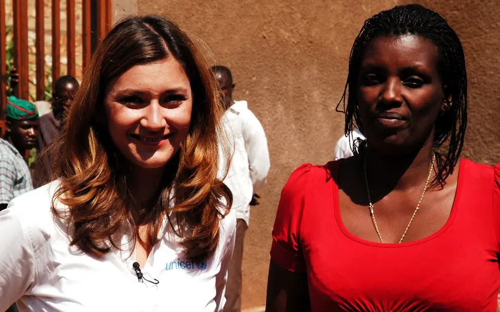 Sandra Thier in einem Gespräch mit einem Mädchen in Burundi. ©UNICEF/Berger Sandra Thier in einem Gespräch mit einem Mädchen in Burundi. ©UNICEF/Berger