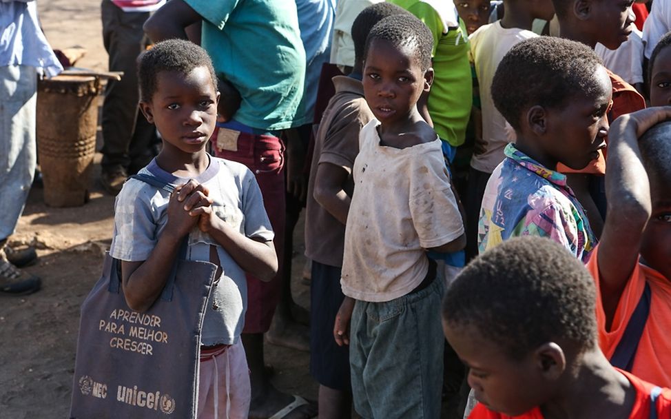 Schüler mit UNICEF-Schultasche.