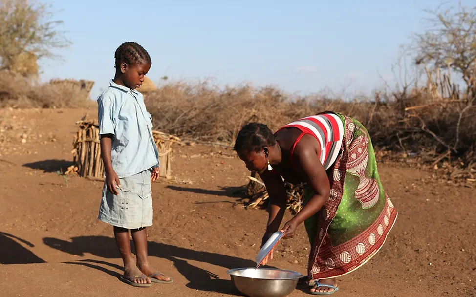 Aranna und ihre Mutter beim Geschirrspülen. | © UNICEF/Jordi Matas Aranna und ihre Mutter beim Geschirrspülen.