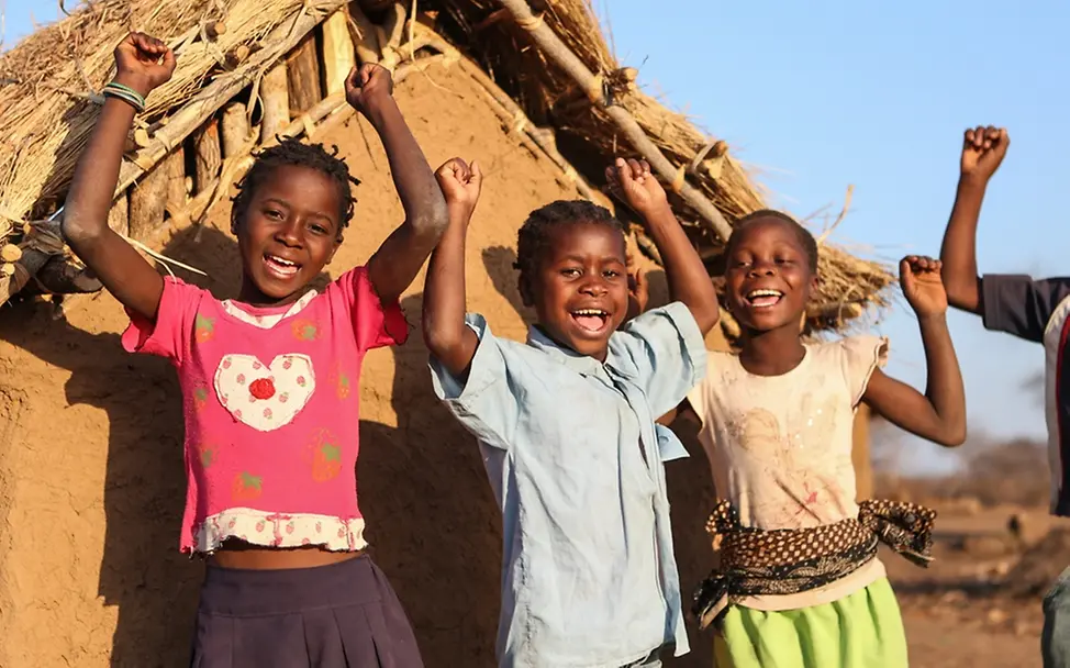 Schulkinder vor einer selbstgebauten Latrine. | © UNICEF/Jordi Matas Schulkinder vor einer selbstgebauten Latrine.