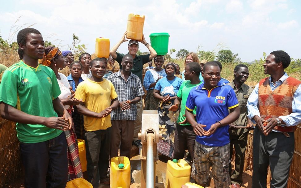 Der UNICEF-Vorsitzende Dr. Jürgen Heraeus mit dem Wasserkomitee.