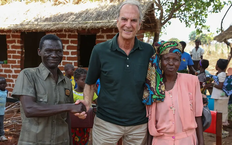 Dr. Jürgen Heraeus mit dem Dorfchef und seiner Frau. | © UNICEF/Jordi Matas Dr. Jürgen Heraeus mit dem Dorfchef und seiner Frau.