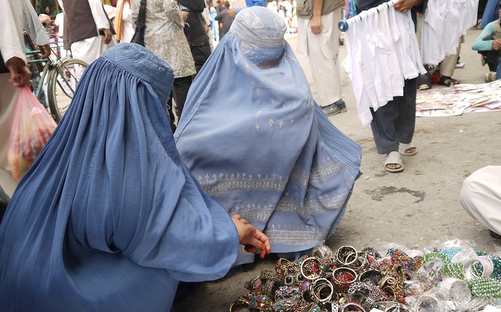 Käuferinnen in ihrer Burka auf einem Kabuler Markt. ©UNICEF/von Welser