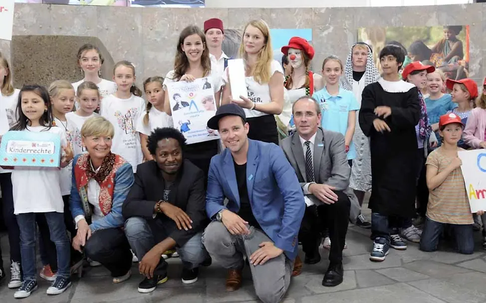 Gruppenbild: Moderator Ben mit den Preisträgern nach der JuniorBotschafter-Preisverleilhung 2012 © UNICEF/Hyou Vielz Gruppenbild: Moderator Ben mit den Preisträgern nach der JuniorBotschafter-Preisverleilhung 2012 © UNICEF/Hyou Vielz