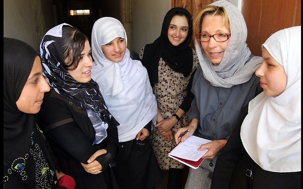 Maria von Welser mit jungen Frauen im Frauenzentrum. ©Peter Müller/BILD