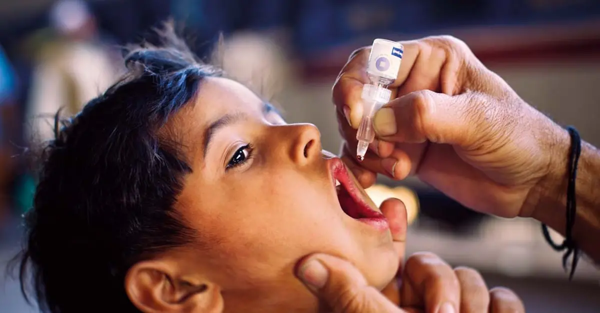 Schluckimpfung schützt vor Polio: Ein Junge aus Pakistan wird geimpft