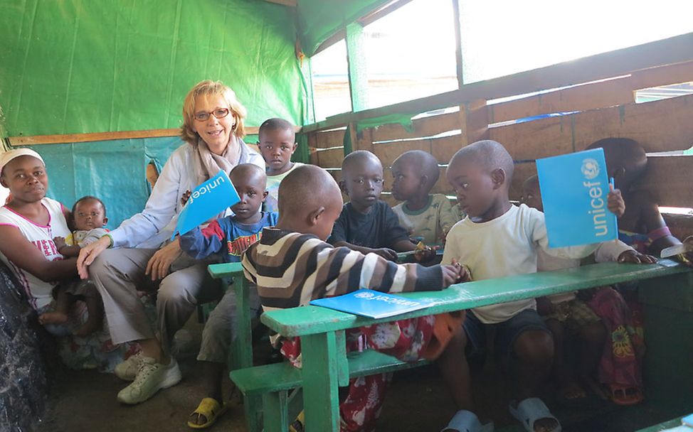 Maria von Welser zu Besuch in einer Grundschule.