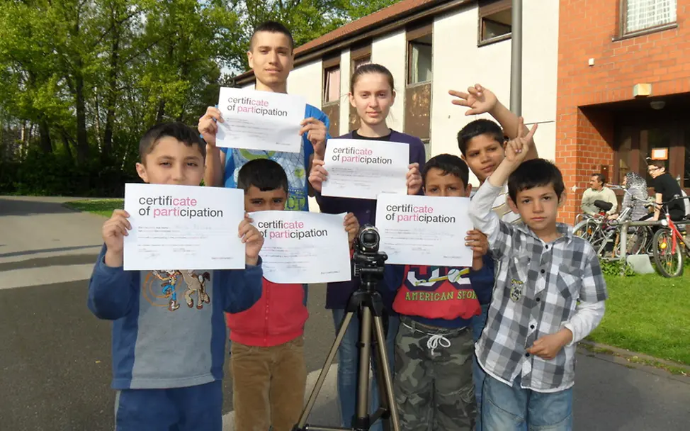Die Kinder mit Teilnahmezertifikaten vom OneMinutesJr-Workshop | ©UNICEF/Schüpp OneMinutesJr-Workshop mit Flüchtlingskindern in Recklinghausen