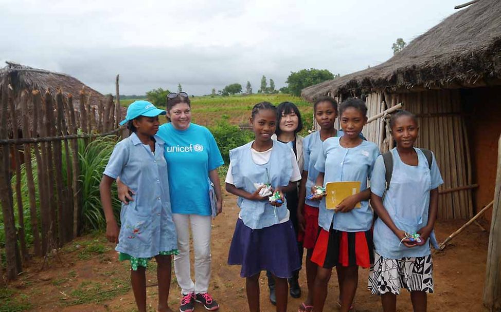 Die Mädchen gehen zur Schule © UNICEF DT/2014/Karina Hövener