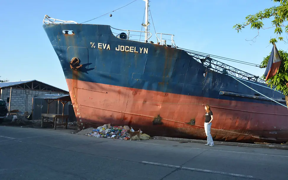 Philippinen: Eva Padberg vor einem Schiff, dass an Land geschoben wurde. © UNICEF DT/2014/Berger Philippinen: Eva Padberg vor einem Schiff, dass an Land geschoben wurde.