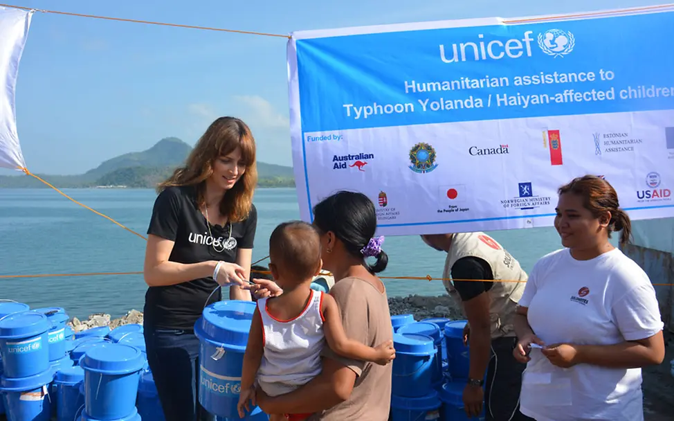 Philippinen: Eva Padberg und UNICEF verteilen Hygienesets an Familien. © UNICEF DT/2014/Berger Philippinen: Eva Padberg und UNICEF verteilen Hygienesets an Familien.