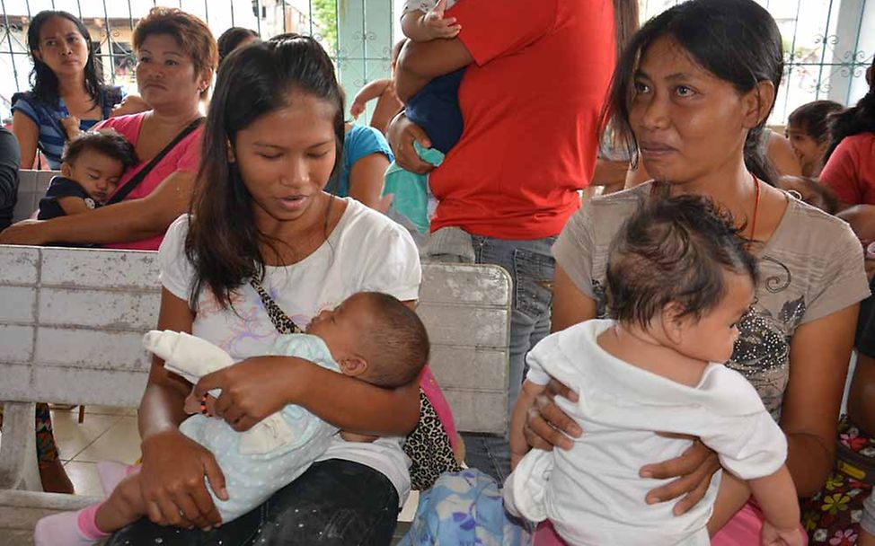 Mütter warten mit ihren Kindern in der Gesundheitsstation.