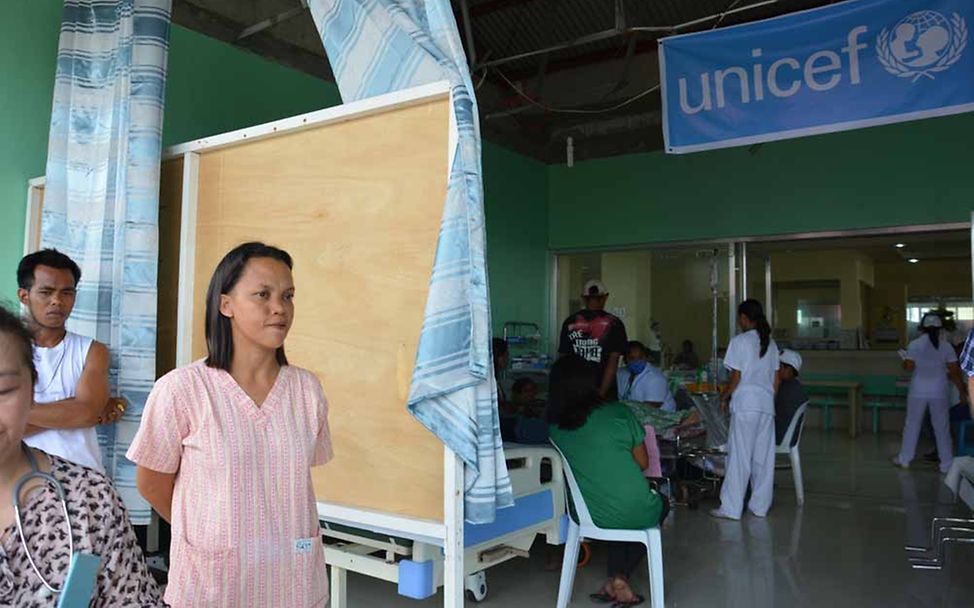 Reisetagebuch Philippinen: Hebamme Aileen vor Behandlungszimmer.