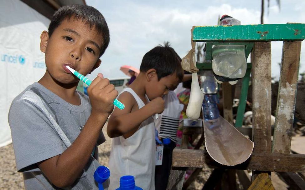 Reisetagebuch Philippinen: Kinder putzen sich die Zähne.