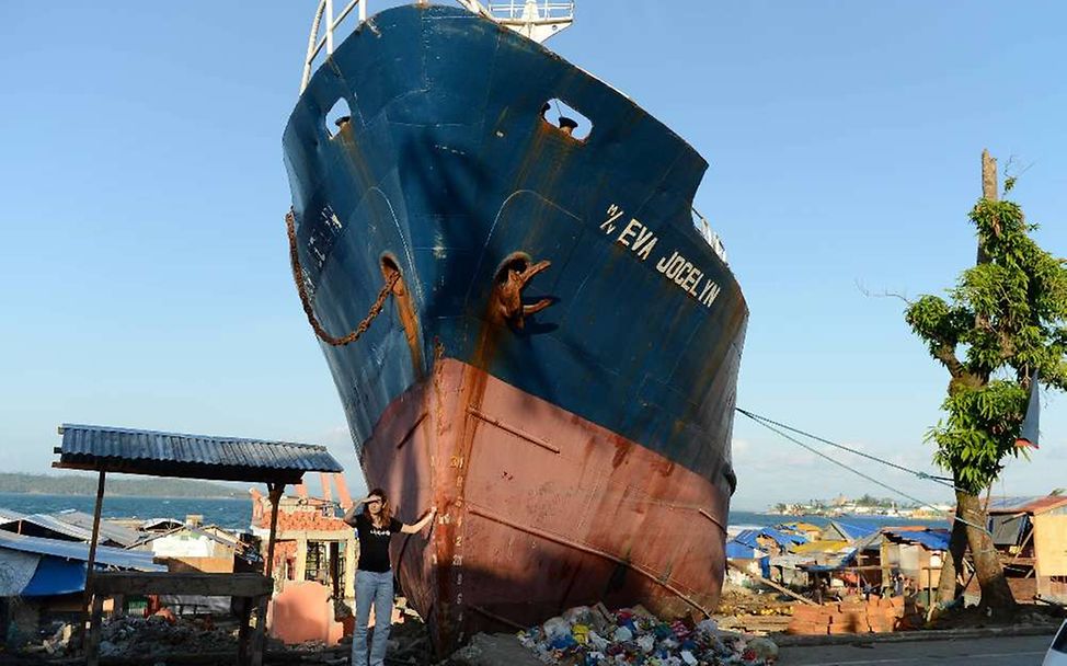 Reisetagebuch Philippinen: Ein riesiges Schiff inmitten von Häusern.