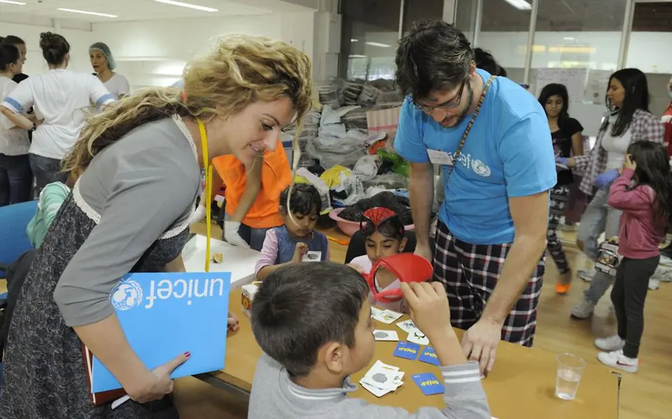 Freiwillige Helfer kümmern sich um die Kinder | © UNICEF Serbia/Shubuckl UNICEF-Nothilfe Balkan: Spielen in der Notunterkunft