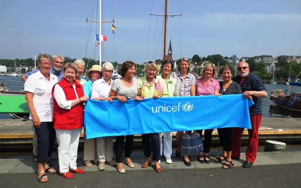 Einige der UNICEF-Teammitglieder der Arbeitsgruppe Flensburg am Hafen