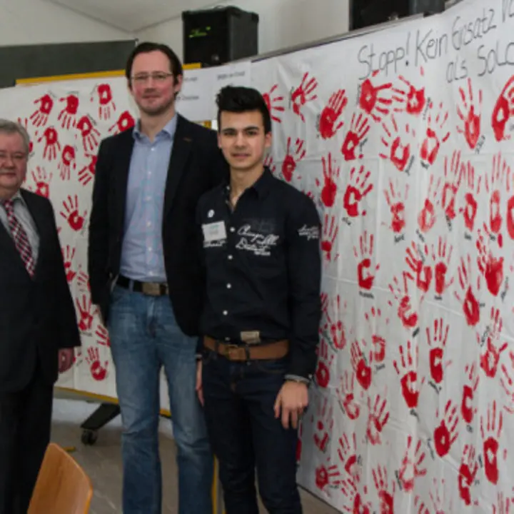 Schulleiter Willi Kruse (l.), MdB, Dirk Wiese (m.) und Teamleiter, Üwen Ergün (r.) bei der Übergabe der roten Hände Neuer Inhalt (1)