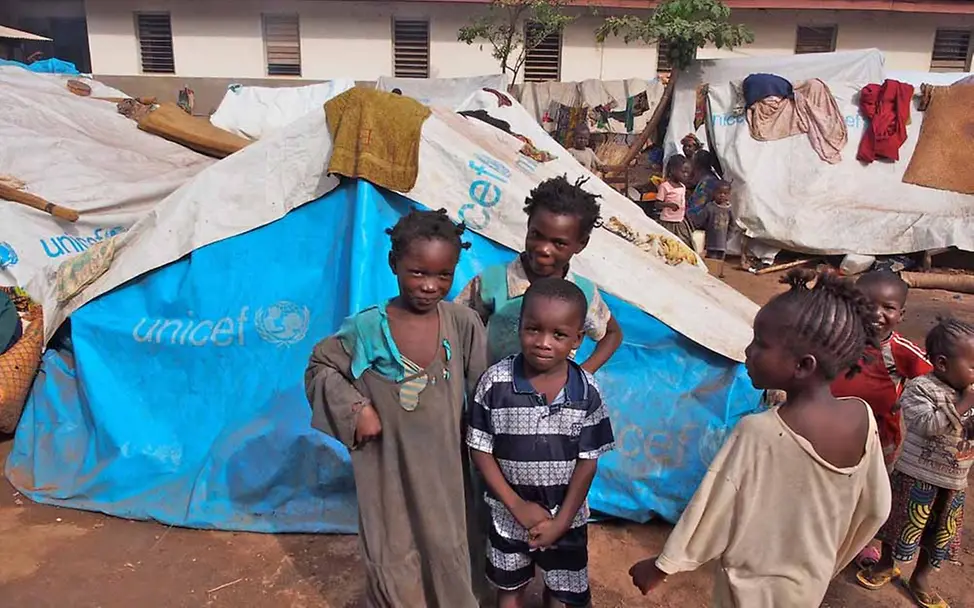UNICEF stellt große Plastikplanen und Zelte zur Verfügung | © UNICEF/Mia Farrow Zentralafrikanische Republik: UNICEF hilft den Kindern