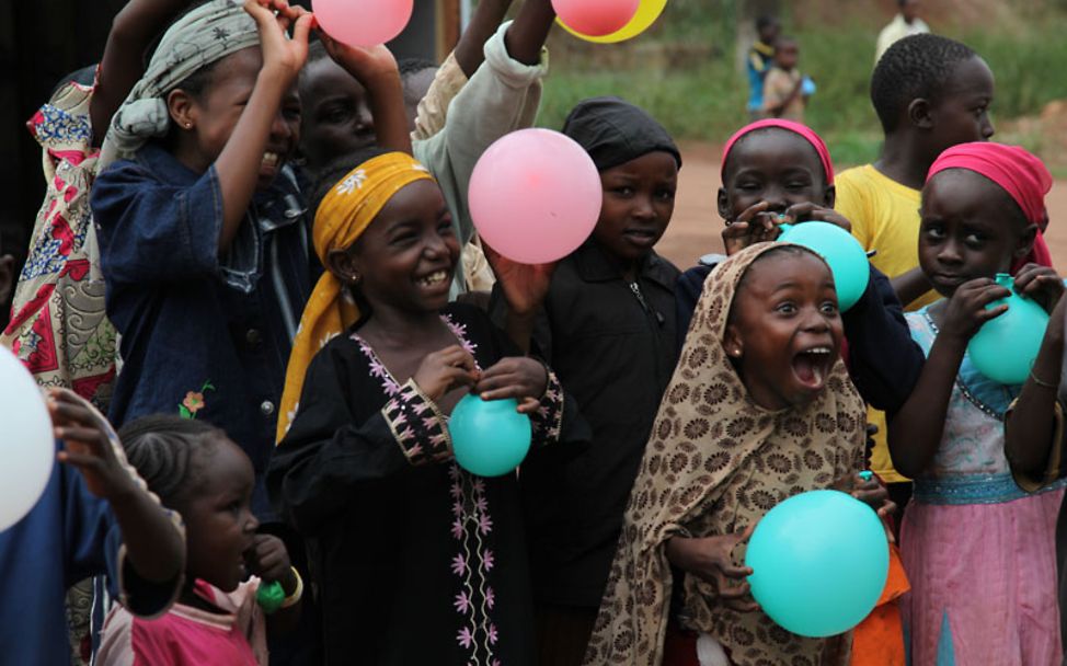 Luftballonspiele für die Flüchtlingskinder