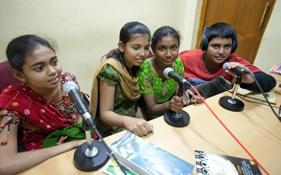 Kinder sagen ihre Meinung in Radiosendung aus Indien | © UNICEF/Crouch UNICEF-Report: Recht auf Beteiligung