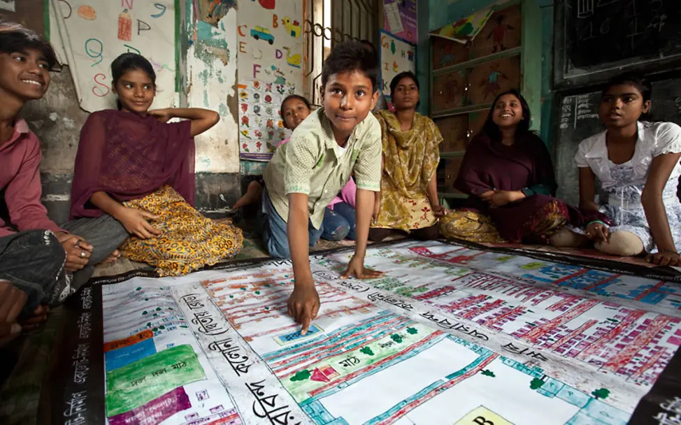 Salim (13) zeigt auf einem Plan Gemeindeprojekte in Indien | © UNICEF/Crouch UNICEF-Report: Recht auf Beteiligung in Indien