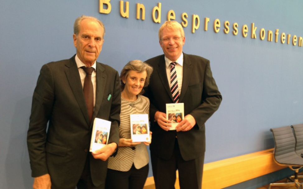 Dr. Jürgen Heraeus, Marta Santos Pais und Staatssekretär Ralf Kleindiek bei der Vorstellung des UNICEF-Reports 2014