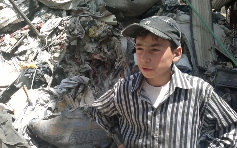 Ibaa aus Homs vor Trümmerberg | © UNICEF/Ali Ibaa aus Homs