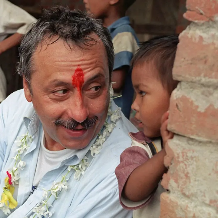 Schule für alle: Wolfgang Stumph setzt sich in Indien für Bildung ein | © picture-alliance / dpa / Jens Kalaene Schule für alle: Wolfgang Stumph setzt sich für Bildung ein | © picture-alliance / dpa / Jens Kalaene