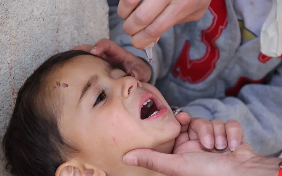 Impfkampagne: 25 Millionen Kinder im nahen Osten erhielten eine Schluckimpfung gegen Polio. Die dreijährige Fatma wird gegen Kinderlähmung geimpft. Ihre Familie flüchtete vor dem Krieg in Syrien in die Türkei