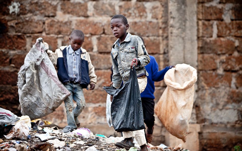 Kenia: Jungen auf der Müllkippe