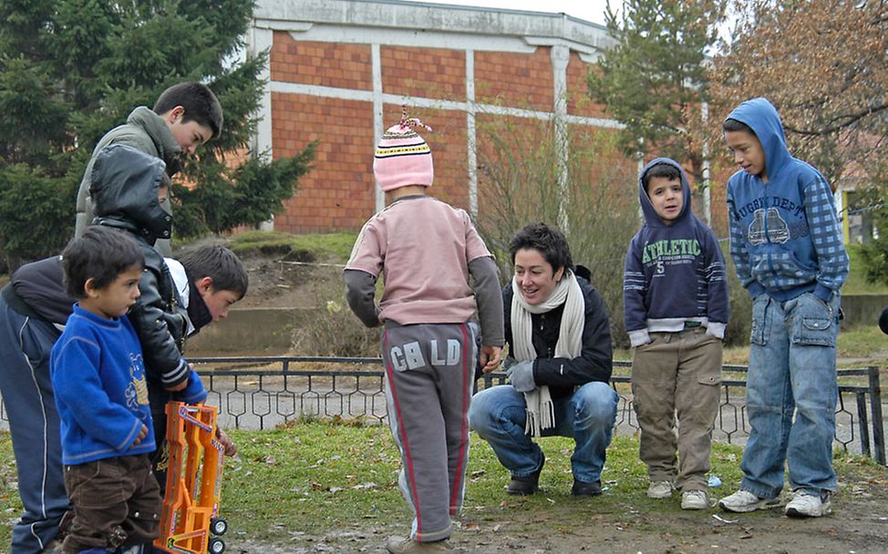 Dunja Hayali spielt mit Kindern im Camp Osterode in Kosovo.