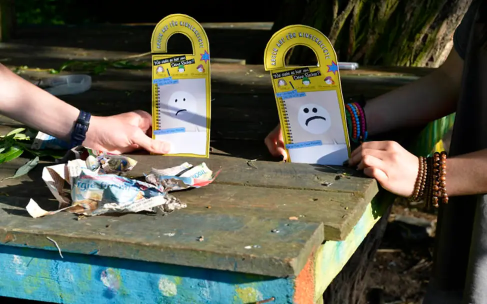 Kennzeichnung einer alten Bank auf dem Schulgelände | © UNICEF DT/Hyou Vielz Augen auf für Kinderrechte: Türschild an alter Bank