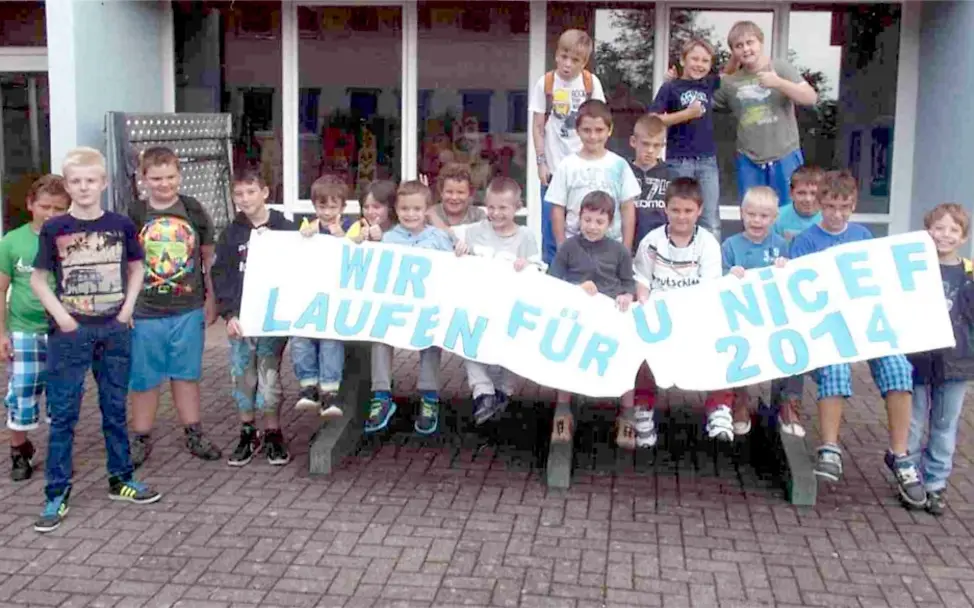 Schüler aus Bad Säckingen demonstrieren: Wir laufen für UNICEF © Schule St. Fridolin Bad Säckingen Schüler aus Bad Säckingen demonstrieren: Wir laufen für UNICEF © Schule St. Fridolin Bad Säckingen