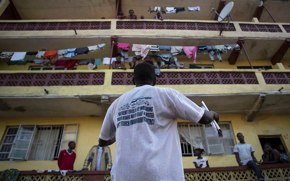 Ebola Sierra Leone: UNICEF-Helfer informieren lautstark