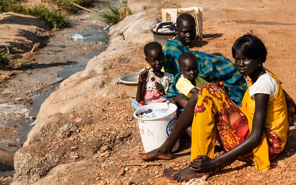 Dreckige Wassergräben birgen gefährliche Krankheitskeime | © UNICEF/Adriane Ohanesian Südsudan: Dreckige Wassergräben birgen gefährliche Krankheitskeime.