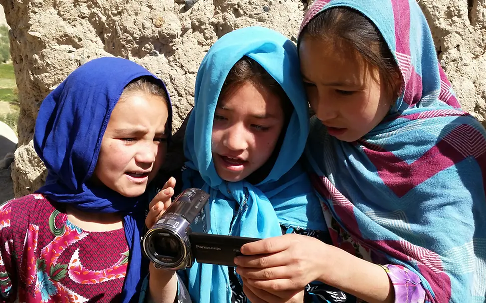 Zum ersten Mal in ihrem Leben haben diese Mädchen aus Afghanistan eine Kamera in der Hand | ©UNICEF/Schüpp Afghanistan: Mädchen beim Video-Workshop