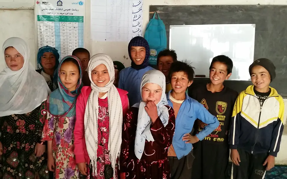 Mädchen und Jungen aus Ahangaran in ihrem Klassenzimmer | © UNICEF/Schüpp Schulkinder in Afghanistan