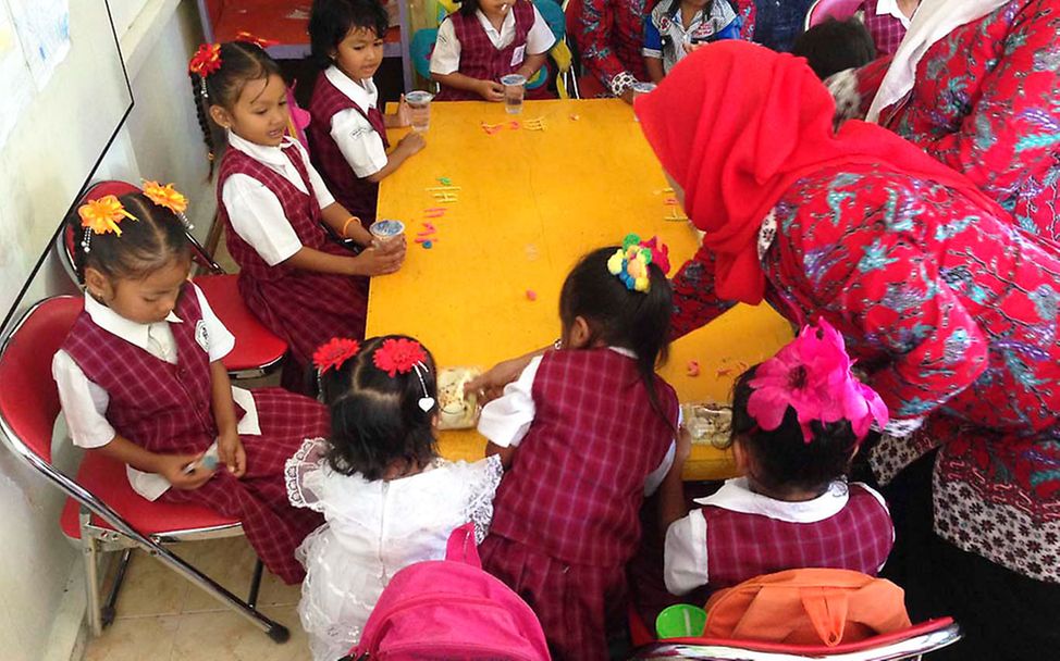 Indonesien: Spielerisch lernen die Kinder schreiben.