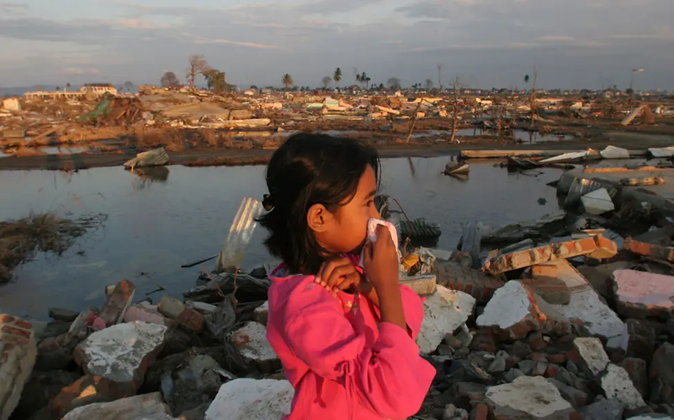 Das Mädchen gedenkt ihrer Verwandten, die beim Tsunami gestorben sind. | © UNICEF/NYHQ2005-0341/Estey Indonesien: Das Mädchen gedenkt ihrer Verwandten, die beim Tsunami gestorben sind.